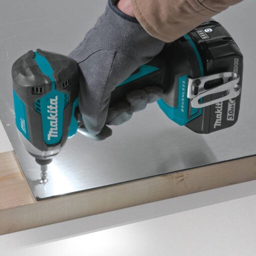 Makita XDT131 18V LXT® Lithium-Ion Brushless Cordless Impact Driver Kit (3.0Ah) - Image 2