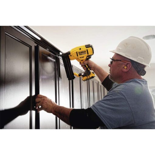 DEWALT 20V MAX* Cordless Brad Nailer Kit, 18GA (DCN680D1) - Image 4
