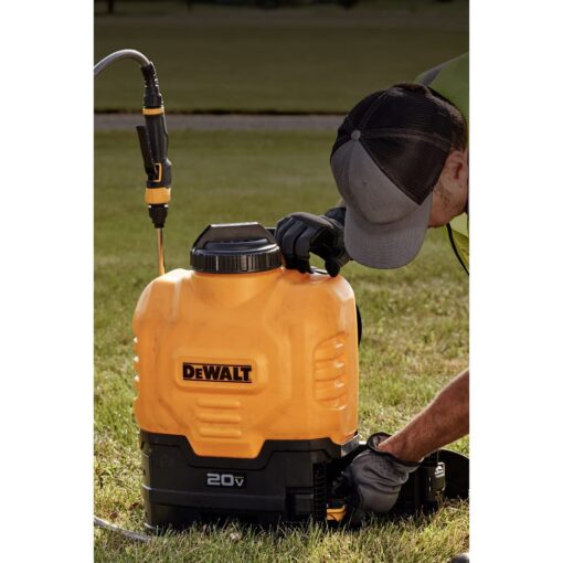 Dewalt 190681 20V MAX 4 gal. Lithium-ion Cordless Backpack Sprayer Kit (2 Ah) - Image 3