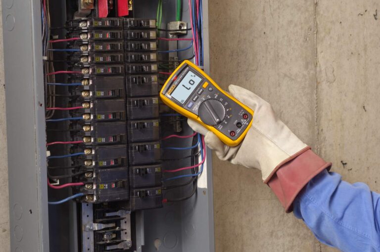 Fluke 117 Digital Multimeter, Non-Contact AC Voltage Detection, Measures Resistance/Continuity/Frequency/Capacitance/Min Max Average, Automatic AC/DC Voltage Selection, Low Impedance Mode - Image 2