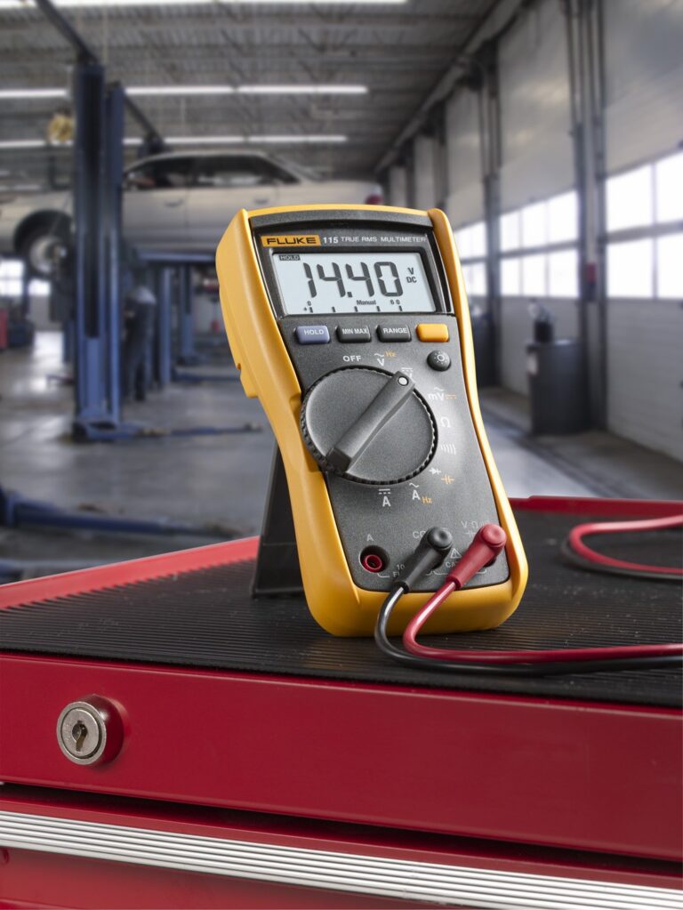 Fluke 115 Digital Multimeter, Measures AC/DC Voltage To 600 V & Current to 10 A, Measures Resistance, Continuity, Frequency & Capacitance, Includes Battery, Holster & 4mm PVC-Insulated Test Lead - Image 2