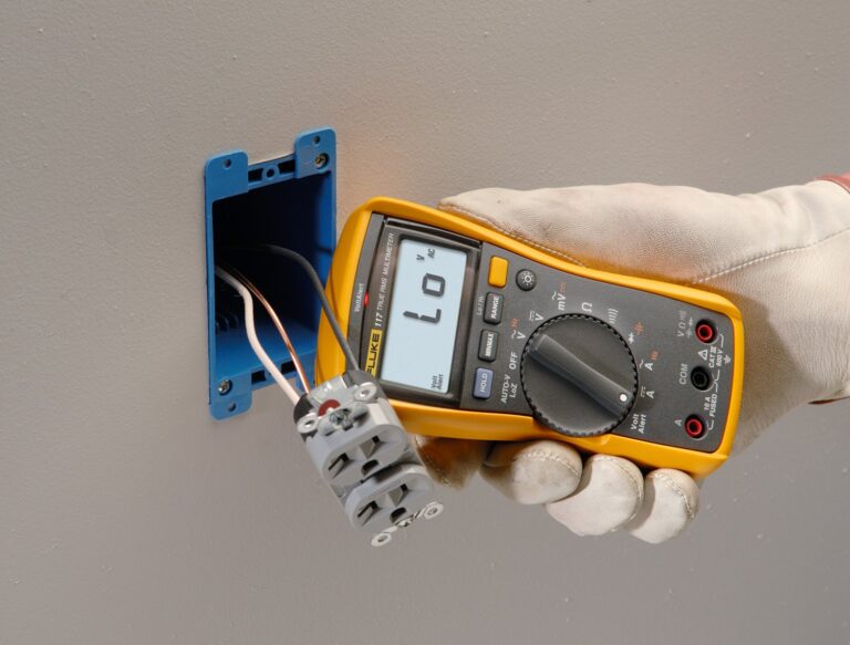 Fluke 117 Digital Multimeter, Non-Contact AC Voltage Detection, Measures Resistance/Continuity/Frequency/Capacitance/Min Max Average, Automatic AC/DC Voltage Selection, Low Impedance Mode - Image 3