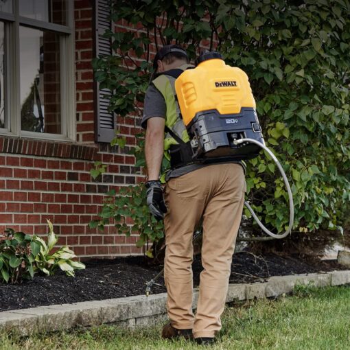 Dewalt 190681 20V MAX 4 gal. Lithium-ion Cordless Backpack Sprayer Kit (2 Ah) - Image 6