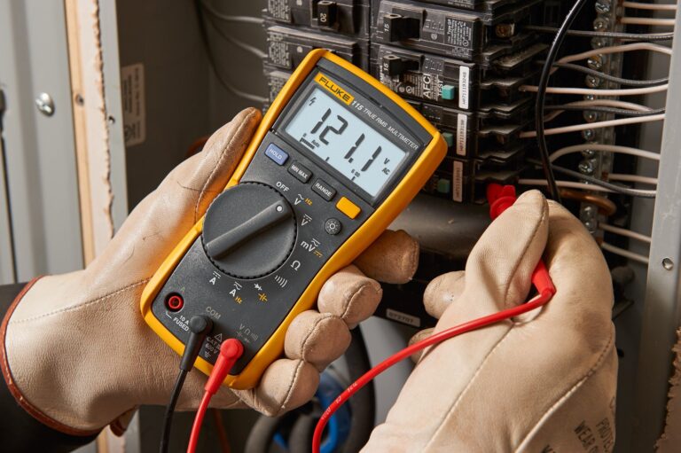 Fluke 115 Digital Multimeter, Measures AC/DC Voltage To 600 V & Current to 10 A, Measures Resistance, Continuity, Frequency & Capacitance, Includes Battery, Holster & 4mm PVC-Insulated Test Lead - Image 3