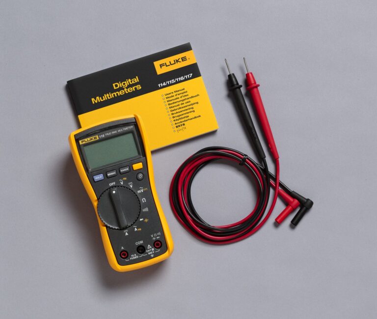 Fluke 115 Digital Multimeter, Measures AC/DC Voltage To 600 V & Current to 10 A, Measures Resistance, Continuity, Frequency & Capacitance, Includes Battery, Holster & 4mm PVC-Insulated Test Lead - Image 4